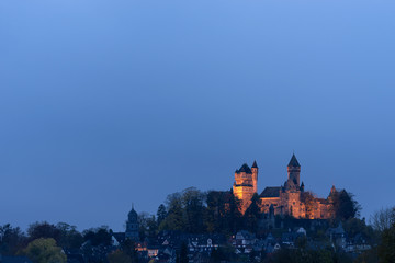 Fototapeta na wymiar Schloss Braunfels (Hessen) in der Dämmerung