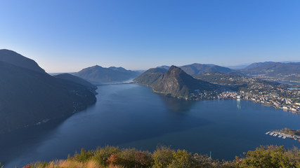 Naklejka na ściany i meble paesaggio con favolosa vista lago dall'alto della montagna, con vista della città