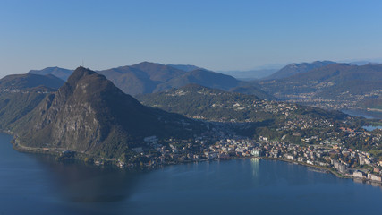 Fototapeta na wymiar paesaggio con favolosa vista lago dall'alto della montagna, con vista della città