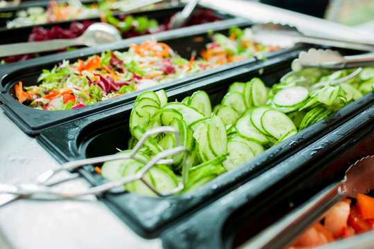 Salatbuffet in einer Kantine