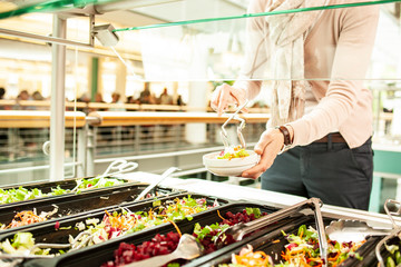 Vegetarisches Salatbuffet in einer Kantine
