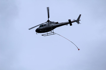 Fototapeta na wymiar ein Hubschrauber zum Transportieren von Eisenbahn Strom und Signalmasten und andere Lasten