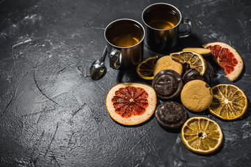 Obraz na płótnie Canvas indian healthy black tea with citruses and lemon cookies