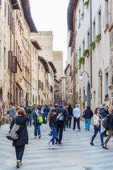 Business street in an Italian city with a lot of people - obrazy, fototapety, plakaty