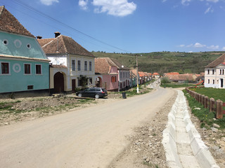 Schotterstraße in Rumänischem Dorf