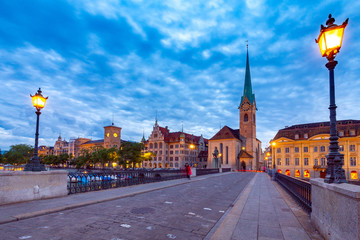 Obraz premium Zurich. City embankment and the Munsterbrucke bridge at sunset.