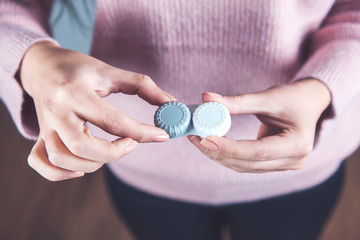 woman hand holding lenses