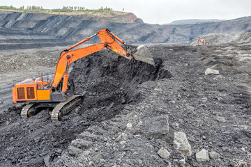 Coal mining with a hydraulic excavator.