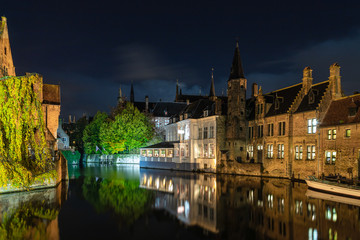 Fototapeta na wymiar Canal in Bruges at night