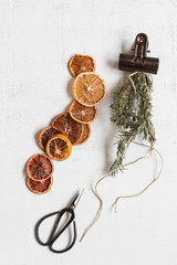 vita superior sobre fondo blanco naranjas deshidratadas y romero seco condimentos en cocina