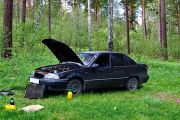Failure of the radiator cooling the car in the woods in the summer