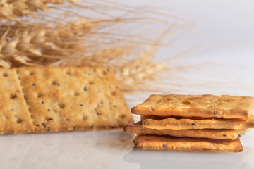 Crackers di grano su sfondo bianco