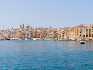 Fototapeta na wymiar Beautiful port and old town of Isla. Malta