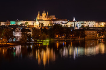 Fototapeta na wymiar Across the Vitava to Prague castle at night