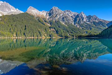 Fototapeta na wymiar Morgenlicht am Antholzer See, Südtirol, im Herbst