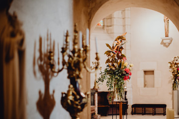 Intérieur de l'église pendant le mariage