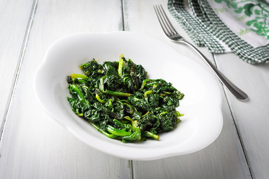 Piatto di spinaci cotti a vapore 