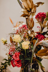 Décoration de mariage à l'intérieur de l'église