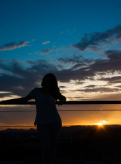 Fototapeta premium Silueta humana sobre crepusculo atardecer
