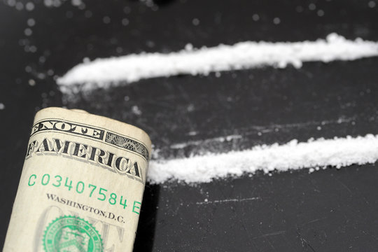 Aumento della dipendenza da droga cocaina - soldi euro e dollari - mercato internazionale di sostanze stupefacenti