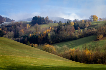 Urlaub Herbst in Österreich Alm Wald und Wiese