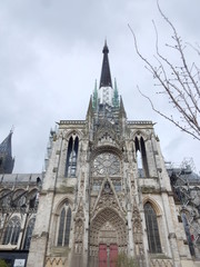 Fototapeta na wymiar Le côté de la cathédrale de Rouen.