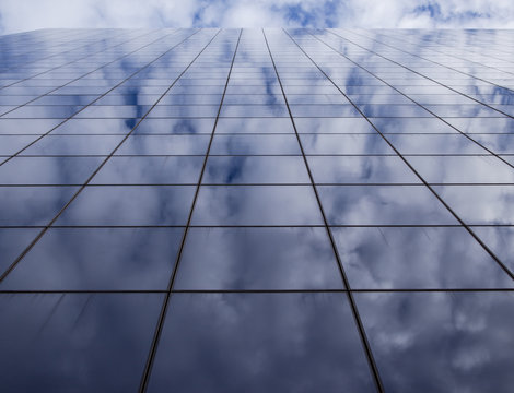 Nubes Reflejadas En Las Ventanas De Un Edificio De Finanzas