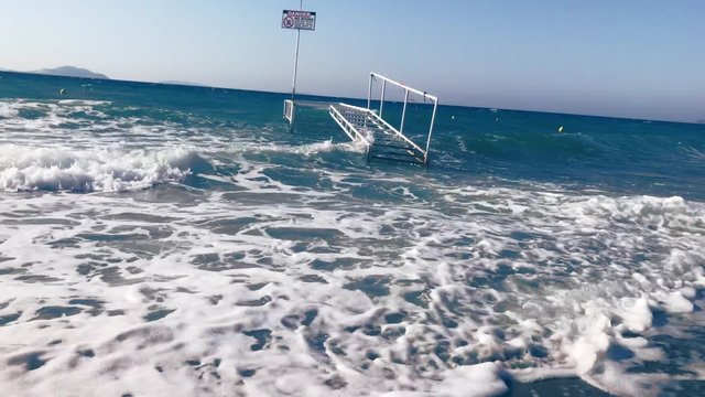 Schaum Wellen am Mittelmeer an der Insel Kos Griechenland