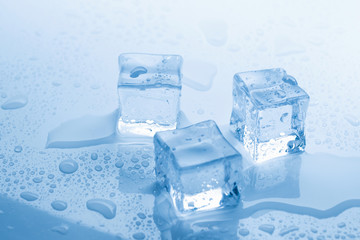 Obraz premium Ice cubes square with drops water clean on blue background