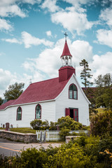 Fototapeta na wymiar Magnifique église à Tadoussac au Canada