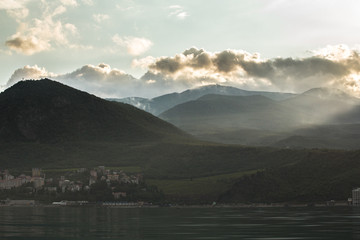 city by the sea at the foot of the mountains