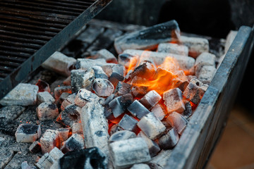 Brasas de carbón ardiendo con llamas para hacer comida  parrillada, barbacoa.