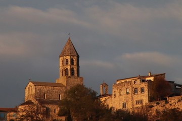Fototapeta na wymiar La Garde Adhémar - Village typique de la Drôme provençale vu depuis la route en contrebas au soleil couchant