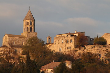 Fototapeta premium La Garde Adhémar - Village typique de la Drôme provençale vu depuis la route en contrebas au soleil couchant