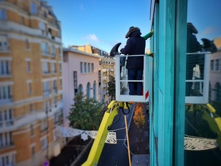 Nettoyage d'une façade vitrée par deux ouvriers - obrazy, fototapety, plakaty