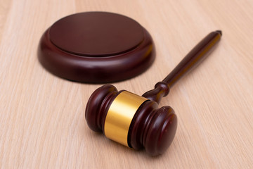 Obraz premium Judge's wooden gavel or auction mallet