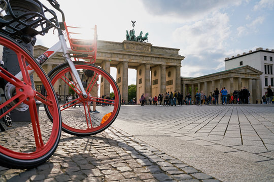 Mietfahrräder des Konzerns Mobike in der Innenstadt von Berlin