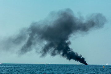 Fototapeta na wymiar fumée noir mer