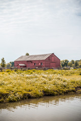 vieille grange rouge au Canada en pleine nature, upper village ottawa