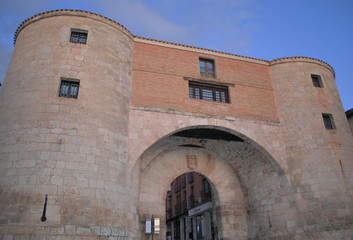 Fototapeta na wymiar Arco de la Cárcel en Lerma (Burgos, Castilla y León, España)