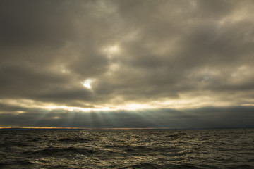 Obraz premium clouds over the bay, rays of the sun through the clouds