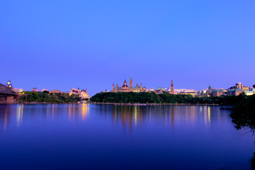 Obraz premium City skyline at dusk