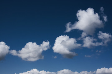 Obraz premium White clouds against a blue sky