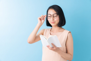 本を読む女性