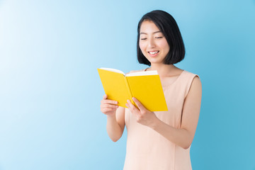 本を読む女性