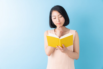 Fototapeta premium 本を読む女性