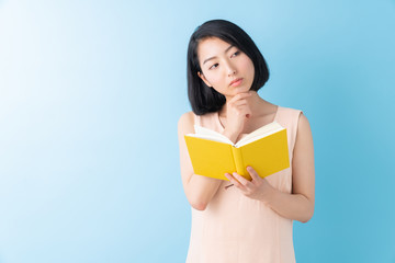 本を読む女性