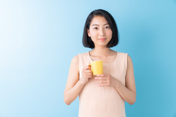 飲み物を飲む女性