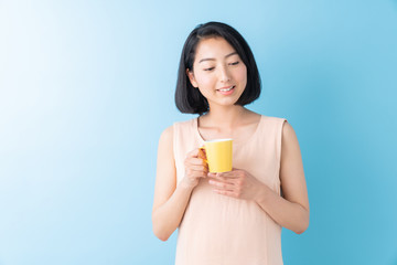 飲み物を飲む女性