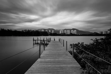 Papier Peint photo Noir et blanc Longue exposition de la jetée dans un lac calme, avec la nature tout autour, l& 39 eau est soyeuse, noire et blanche